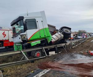 Samochód ciężarowy przewrócił się na trasie A4 