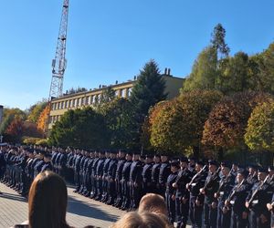 Uroczyste zakończenie szkolenia policyjnego w Katowicach. Ponad 200 nowych policjnatów