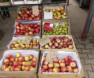 Ceny w markecie a na rynku. Czy jest różnica? Gdzie taniej kupisz warzywa i owoce