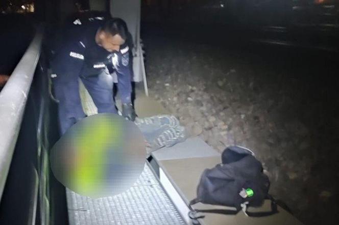 Policjanci z Pszczyny uratowali mężczyznę leżącego na torach