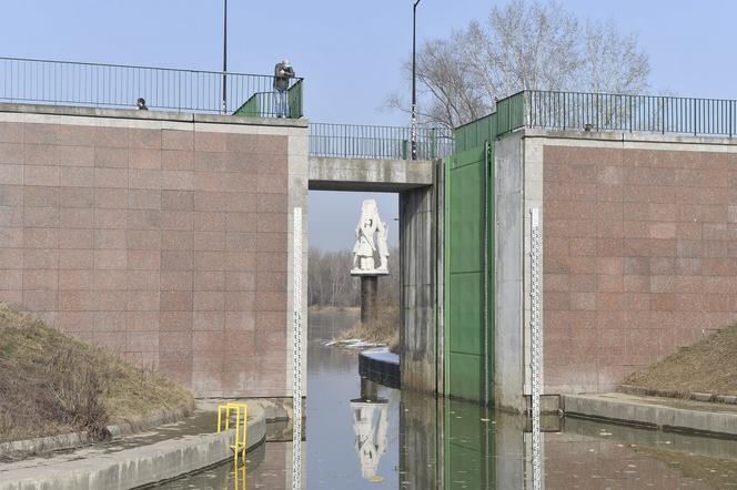 Makabryczny wypadek chwilę po poluzowaniu obostrzeń. Mężczyzna spadł ze skarpy i uderzył o barkę