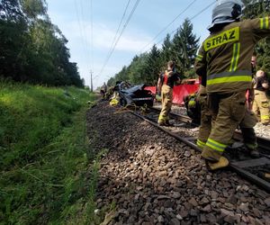 Osobówka wjechała pod pociąg w Wielkopolsce. Cztery osoby nie żyją!