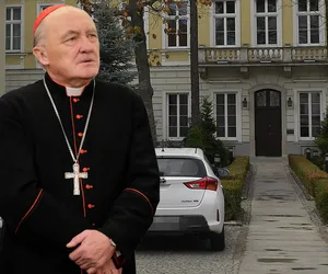 Tak mieszka kardynał Kazimierz Nycz. Prawdziwy pałac w centrum Warszawy [Zdjęcia]