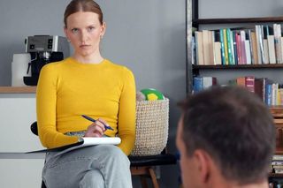 Barwy szczęścia, odcinek 3199: Bruno zacznie spotykać się z kuratorką Jagodą za plecami Karoliny! Zdradzi kochankę i wpląta się w kolejny romans? - ZDJĘCIA