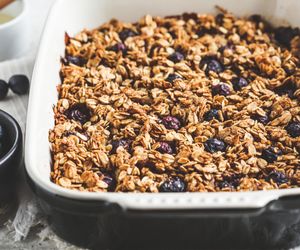 Borówkowo-kokosowa pieczona owsianka. Pozostaje po niej tylko pusta blacha