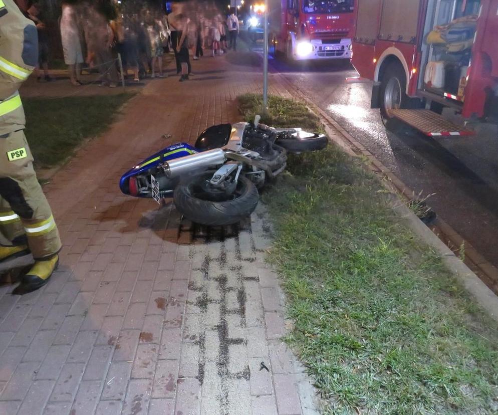 Ze wstępnych ustaleń policjantów wynika, że kierujący samochodem typu BUS nie ustąpił pierwszeństwa przejazdu kierującemu motocyklem Suzuki. Motocyklista poniósł śmieć na miejscu.