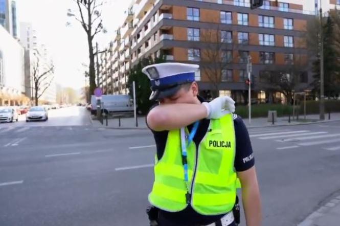Policjanci recytują wiersz Brzechwy