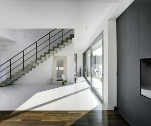 Schody w salonie - drewniane, betonowe, stalowe, szklane, jednobiegowe, dwubiegowe a może kręcone. Jest w czym wybrać