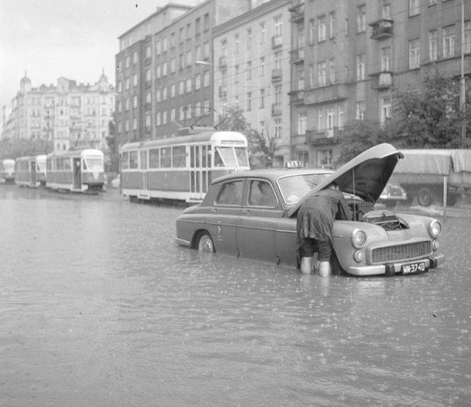 Jak wyglądała zalana stolica w 1968? Te zdjęcia robią wrażenie! [FOTO]
