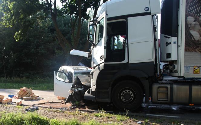 Potworny wypadek pod Siedlcami. 69-latka zmiażdżona przez tira. Wcześniej sprzedawała truskawki