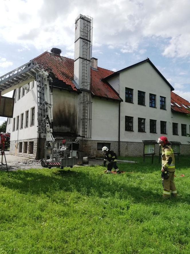 Nowica. Pożar szkoły podstawowej. Zaczęło się od palących pojemników na śmieci