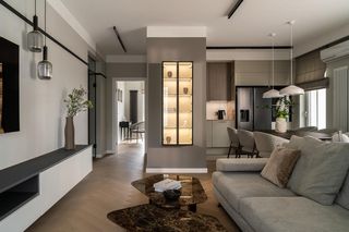 92-m mieszkanie we Wrocławiu. Zachwyca detalami: podświetlana witryna, złote akcenty i punktowe oświetlenie