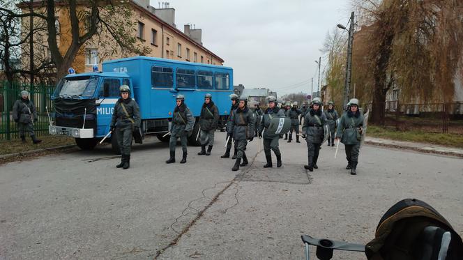 Milicja na ulicach. W Kielcach powstawał film „Zomoza”