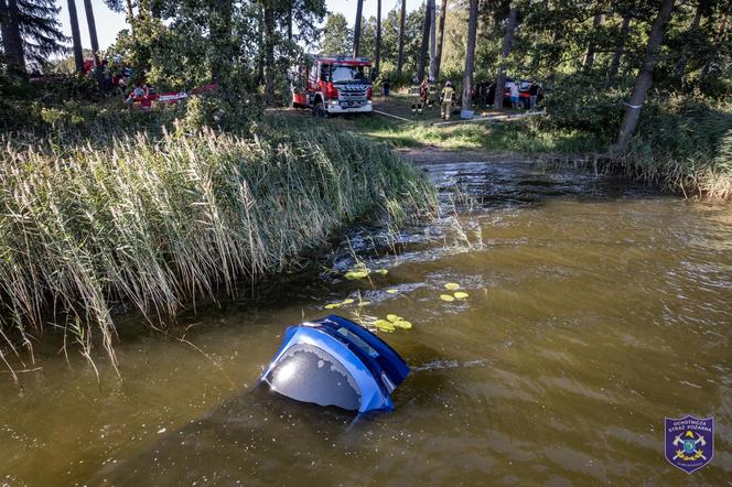 Niespotykana sytuacja na mazurskim jeziorze. Strażacy wyłowili luksusowe auto [ZDJĘCIA]