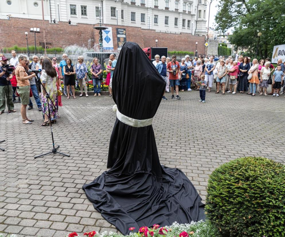 Pomnik Marii Koterbskiej stanął przed Teatrem Polskim w Bielsku-Białej