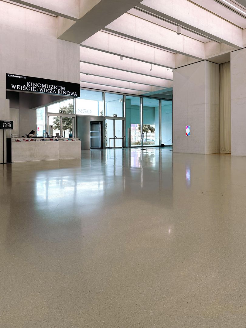 Czy przestrzenie na parterze MSN spełniają funkcje publiczne?