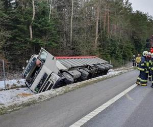 Wypadek na S7 w Barczy koło Kielc. Samochód ciężarowy wypadł z jezdni