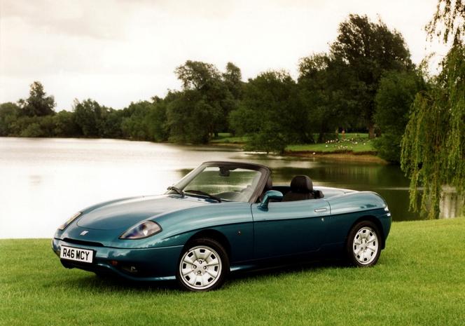 Fiat Barchetta: 2-osobową łódeczkę produkowano w latach 1995-2005. Pod maskę wkładano tylko silnik o pojemności 1.8-litra (132 KM) z napędem na koła przednie. Taki samochodzik można mieć od 5 tys. zł.