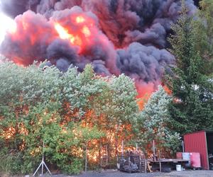 Gigantyczny pożar na Dolnym Śląsku. Płonie składowisko opon! W jęzorami ognia walczy 35 zastępów straży pożarnej