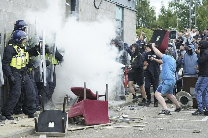 Wielka Brytania płonie! Bitwy na ulicach, pierwsze państwo ostrzega przed podróżami