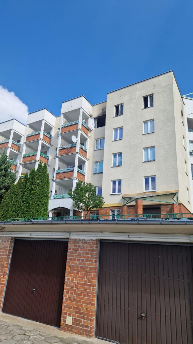 Łódź. Wybuch i pożar w mieszkaniu. 72-letni mieszkaniec usłyszał zarzuty [ZDJĘCIA].