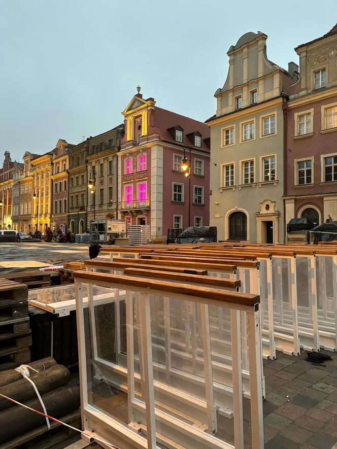 Przygotowania do Jarmarku Świątecznego na Starym Rynku w Poznaniu