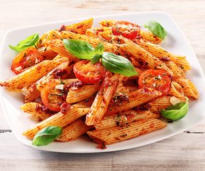 Penne z pomidorami - przepis na smaczne danie z makaronu