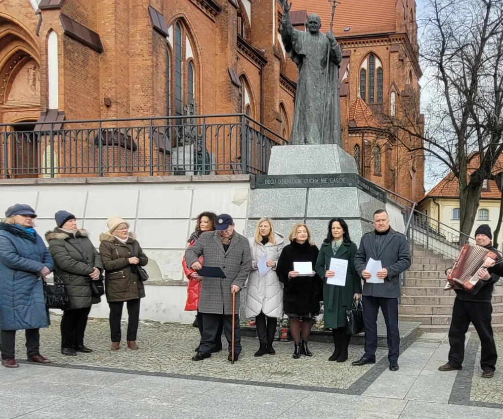 Białostoccy radni PiS bronią dobrego imienia Jana Pawła II. O ofiarach ani słowa