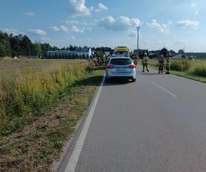 Szedł z córeczką poboczem, wjechało w nich auto