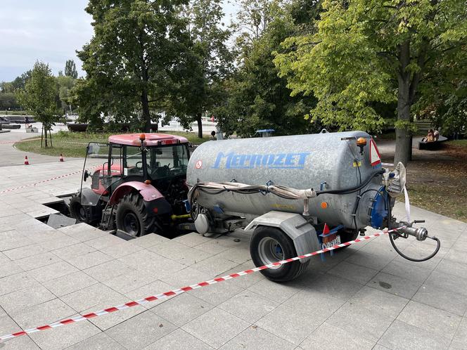 Warszawa. Ciągnik zniszczył fontanny w parku Szymańskiego