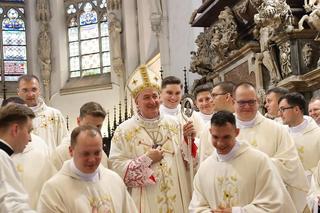 Nowi księża w diecezji tarnowskiej. 14 mężczyzn przyjęło święcenia kapłańskie