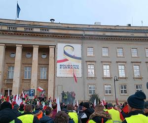 Protest rolników we Wrocławiu. Strajk wymyka się spod kontroli. Urząd Wojewódzki obrzucany jajkami