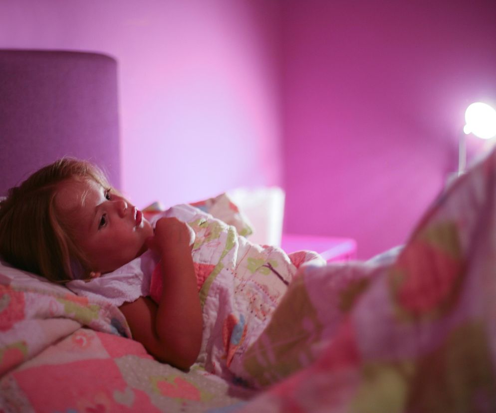 Problemy ze snem dziecka? Zwróć uwagę na kolor światła w jego pokoju