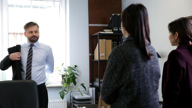 M jak miłość, odc. 1514. Aneta (Ilona Janyst), Iza (Adriana Kalska), prokurator (Grzegorz Woś)