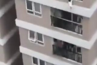 Dwulatka spadła z 12 piętra i żyje! Złapał ją kurier
