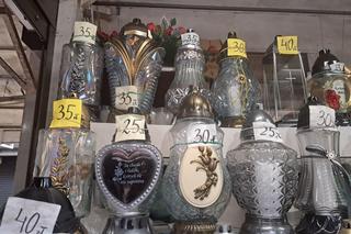 Wszystkich Świętych 2023. Ile w Krakowie trzeba zapłacić za znicze?