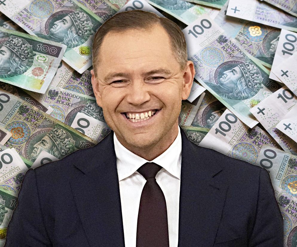 Portret mężczyzny na tle stuzłotowych banknotów.  Ilustracja odnosi się do artykułu na Super Biznes o rekordowych wydatkach w budżecie 2026 roku,  zwłaszcza  dotyczących Kancelarii Prezydenta.  Symbolizuje ogromne sumy pieniędzy przeznaczonych na utrzymanie urzędów państwowych w kontekście planowanych symbolicznych podwyżek dla budżetówki.