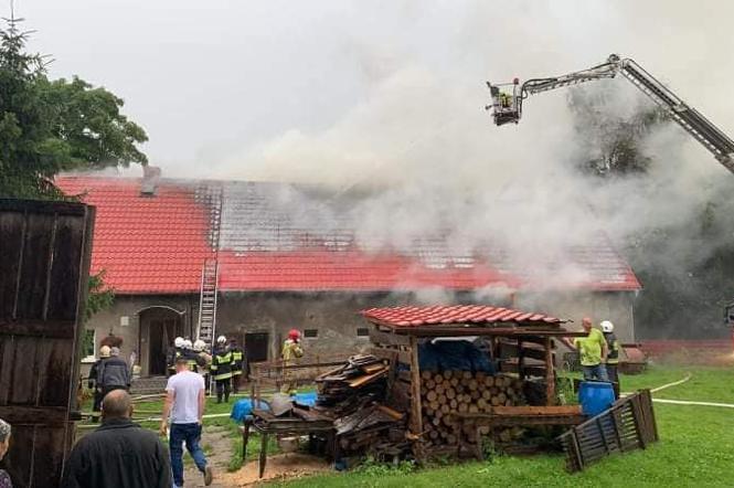Pożar domu po uderzeniu pioruna w miejscowości Marciszów. Mieszkańców ewakuowano [ZDJĘCIA]
