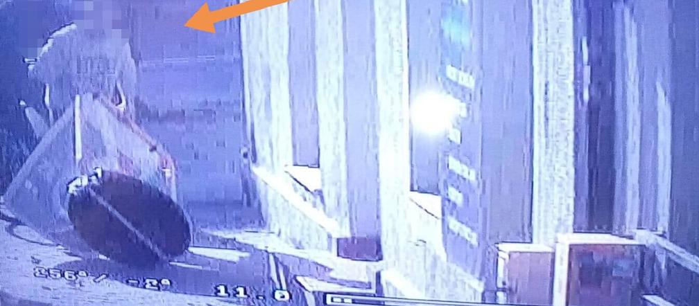 Skopali kosze, reklamy i bankomat w centrum Bełchatowa, bo byli WKURZENI NA RZECZYWISTOŚĆ!