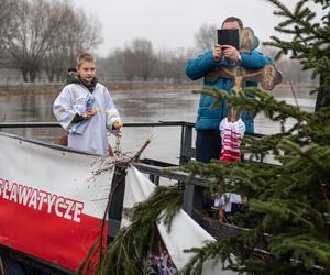 Księża trzykrotnie zanurzyli krzyż w Bugu. W Sławatyczach obchodzono Święto Jordanu