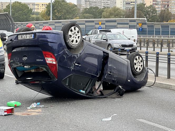 Wypadek na S8 w Warszawie, są ranni. Samochód dachował