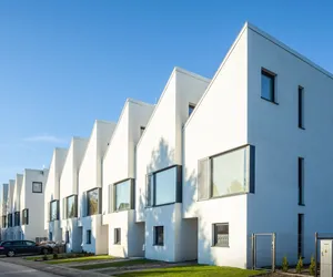Białe Domy w Wawrze: kameralne osiedle wg projektu pracowni 77 Studio architektury
