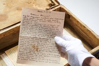 Warszawa. Walizka z powstania leżała na śmietniku. Cudem ocalała dzięki mieszkankom Pragi