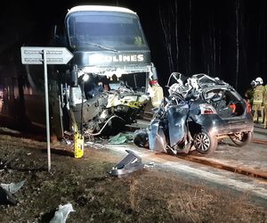 Toyota wbiła się w autobus. Młody kierowca nie żyje