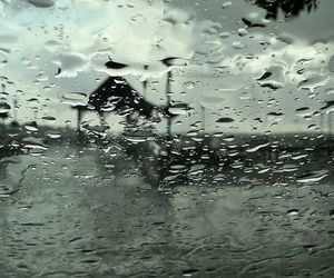 Deszczowe lato i drożyzna zniechęcają Polaków do wakacji. Turyści i przedsiębiorcy apelują o wsparcie