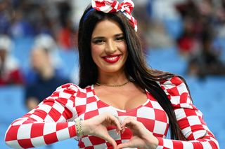 Miss mundialu świeci ogromnym biustem przed meczem z Brazylią. Zaapelowała do piłkarzy w krótkiej spódniczce!