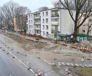 Odgrodzili go od świata. Kiosk jak wyspa na budowie