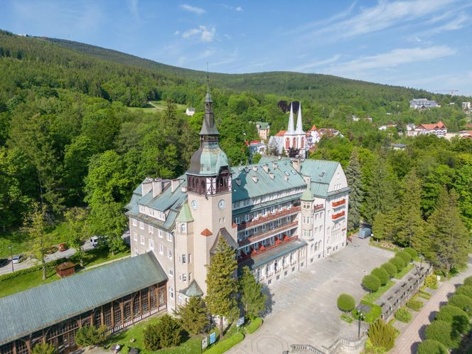 Najdroższe kurorty: Świnoujście, Międzyzdroje, Sopot, Mikołajki, Olsztyn, Kraków, Zakopane, Szczawnica, Szklarska Poręba, Świeradów Zdrój, Karpacz