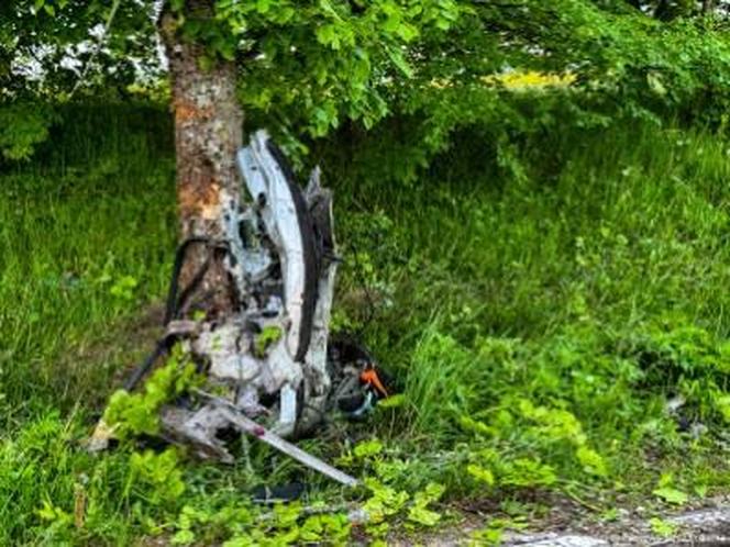 Tragiczny wypadek pod Węgorzewem. Samochód rozpadł się na pół. Kierowca zginął na miejscu