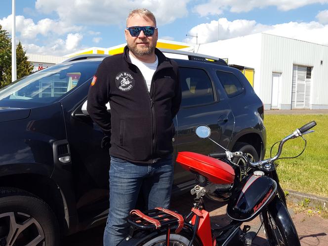 Fani starych polskich motorowerów z Bzyk Raider ze Swarzędza zrobili sobie postój w Lesznie